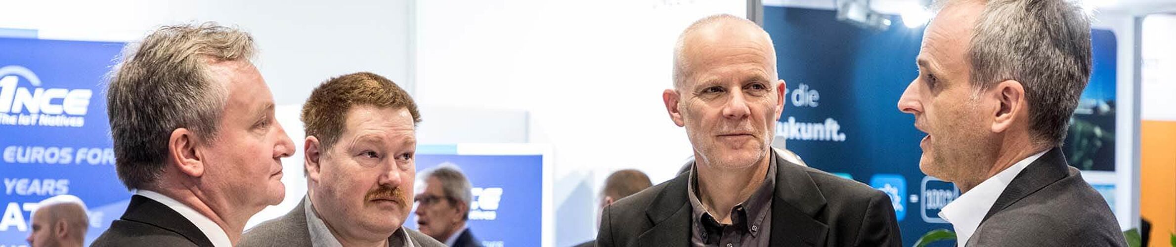 Foto von Kundengesprächen auf dem Messestand Kundengesprächen