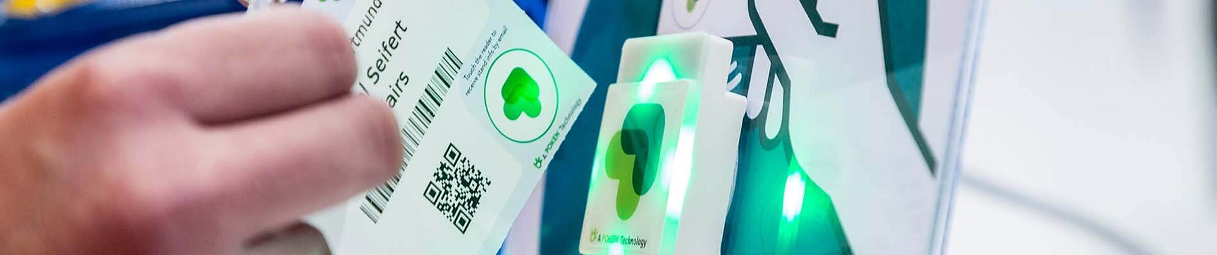 Kunde scannt sein Zugangsticket zur Messe Zugangsticket